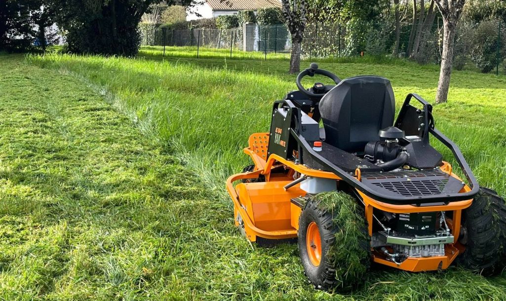 Travaux de gyrobroyage à l'aide d'un engin 4 roues motrices pour travailler sur des pentes ou en milieu humide